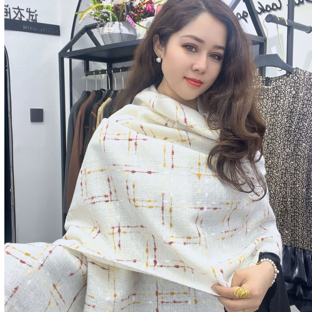 围巾在寒冷天气里，围巾可以有效的粗当寒风，保护颈部免受寒冷