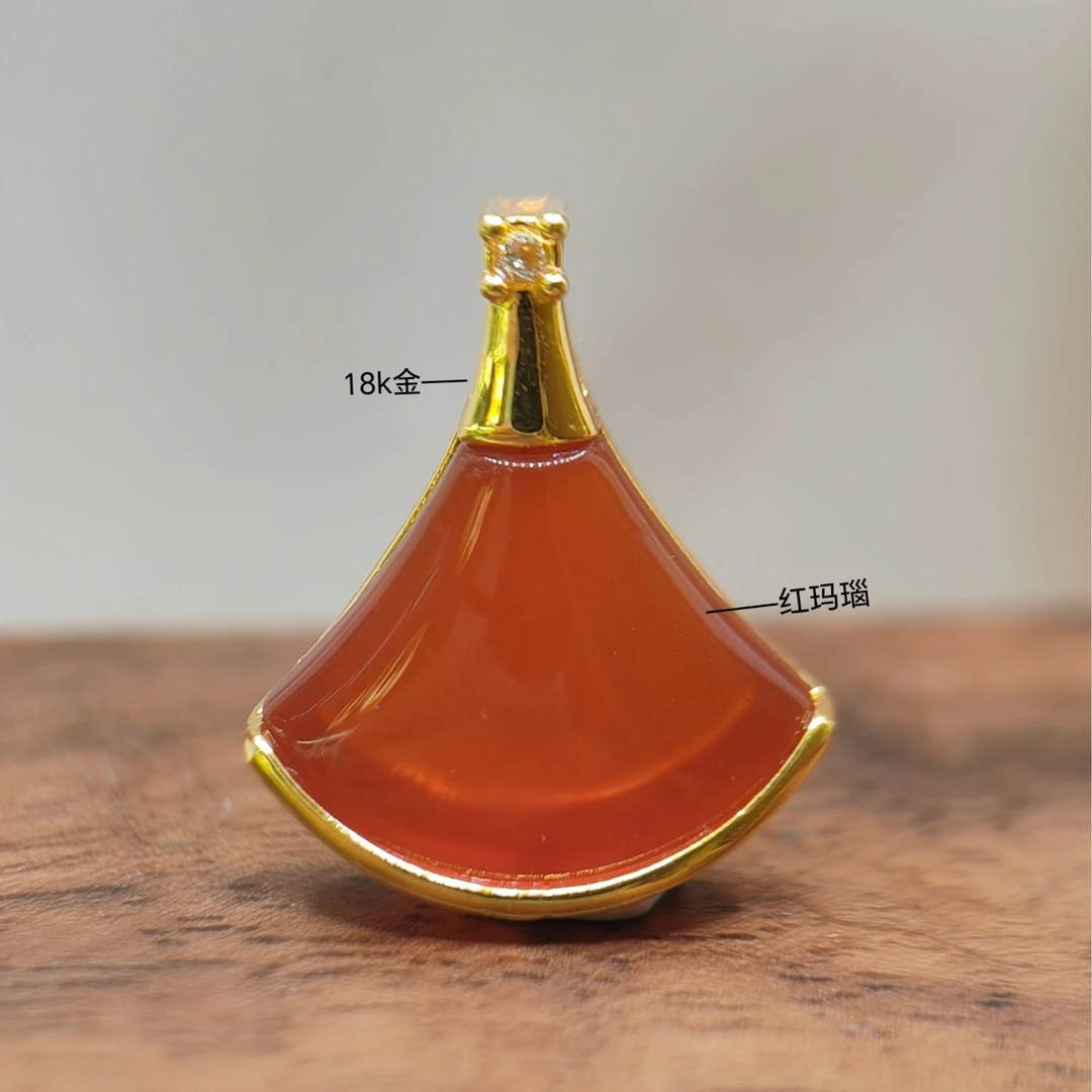 【玉总水贝溯源】18K金裙子吊坠送皮绳 0912 A1