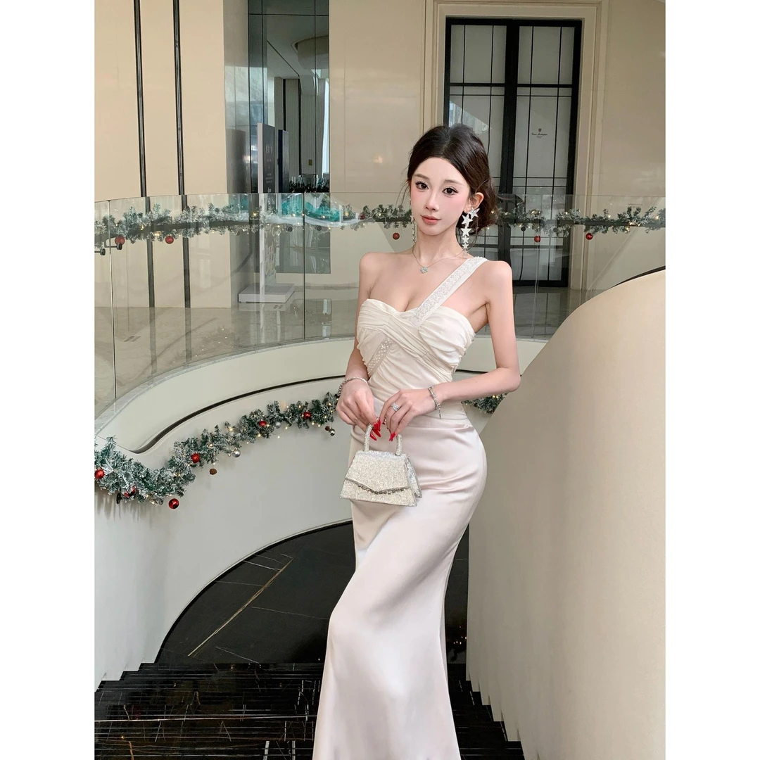 法式千金风2026春季新款ins高级感气质单肩链子晚礼服连衣裙长裙