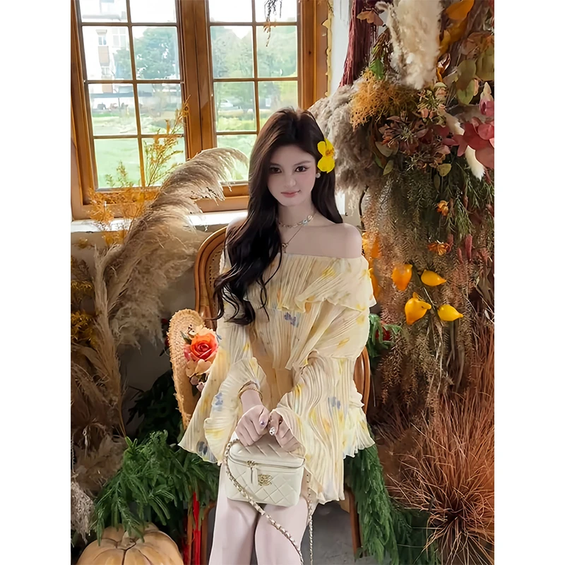 设计感2025年度假风气质一字领荷叶边衬衫+包臀宽松短裤两件套女