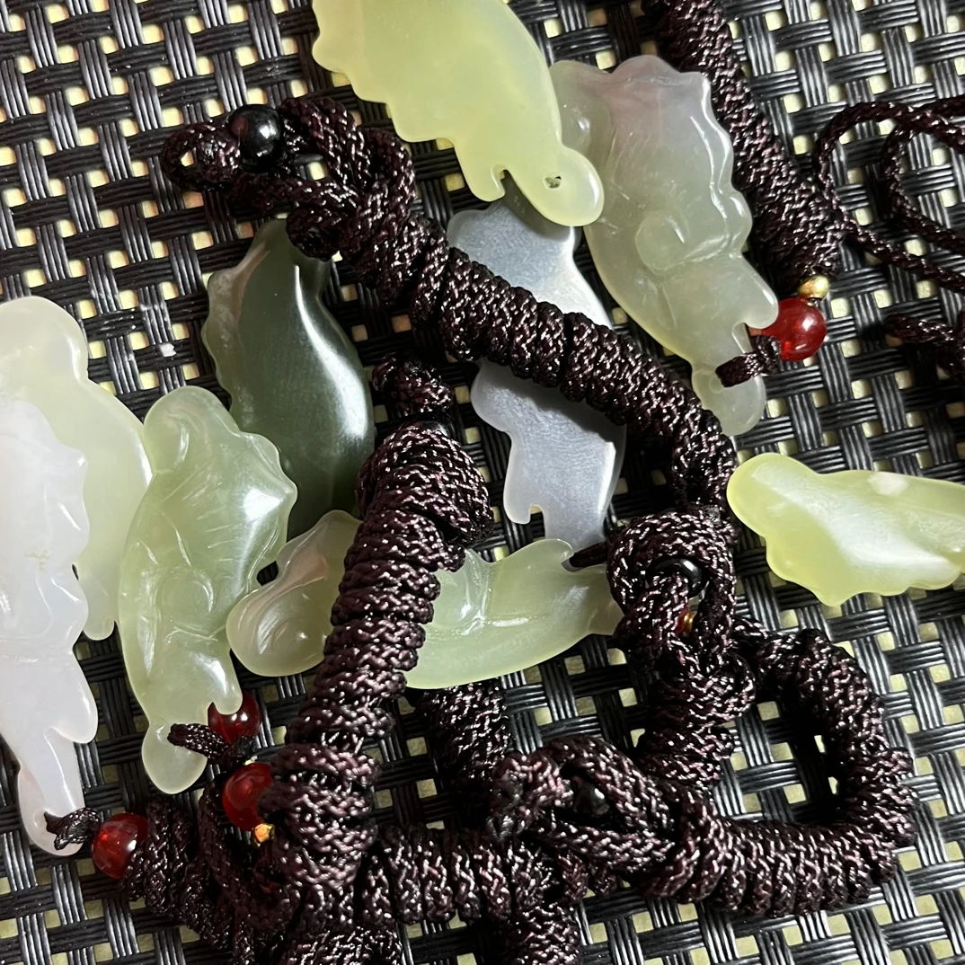 和田玉吊坠有瑕疵介意勿拍多样性拍一发一