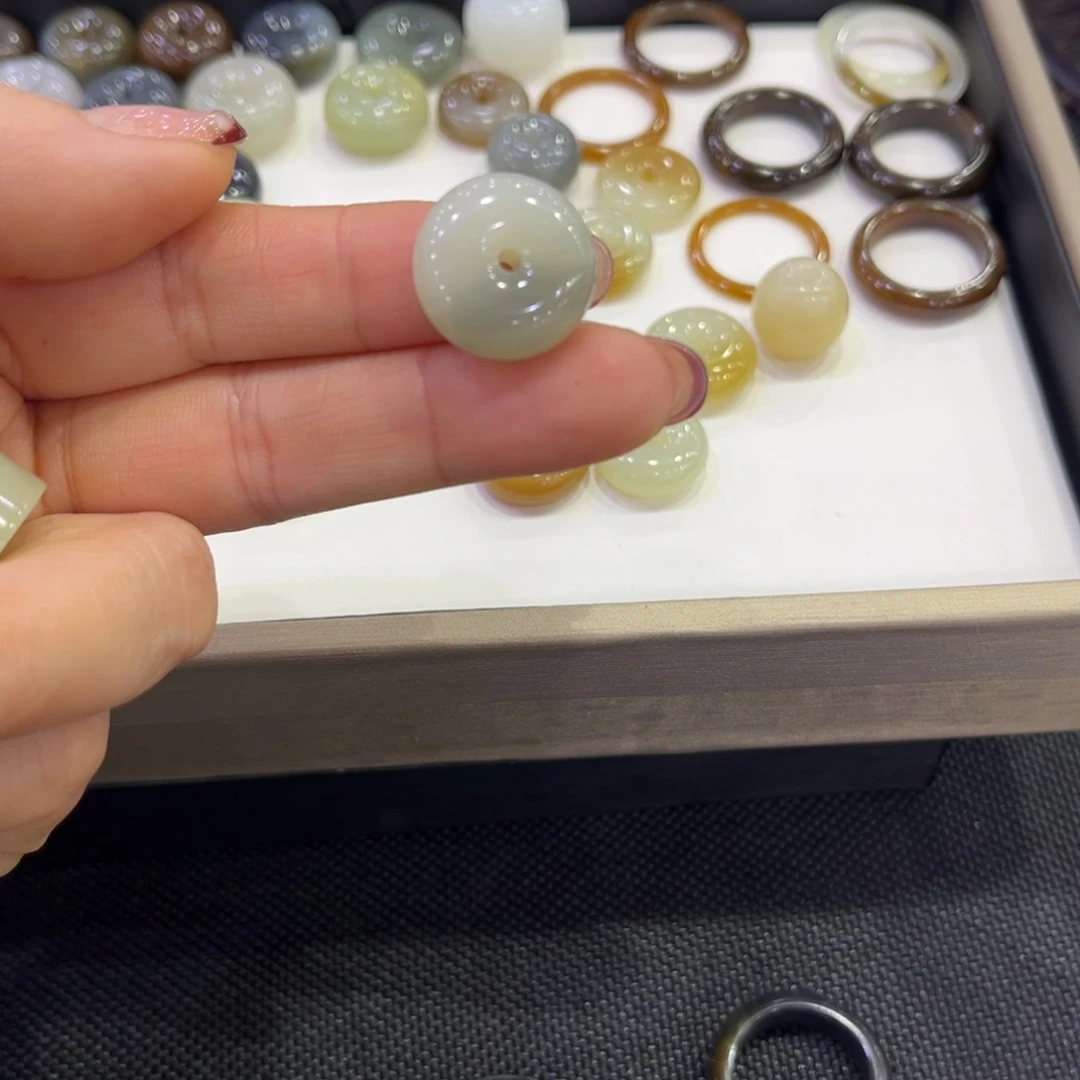 和田玉（糖玉）手镯未镶嵌手****?