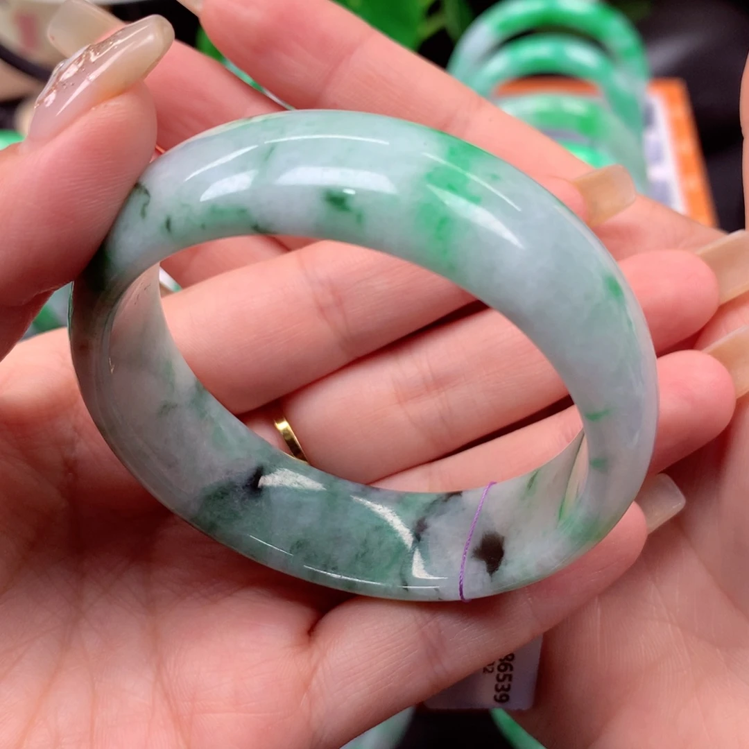 翡翠手镯未镶嵌翡翠