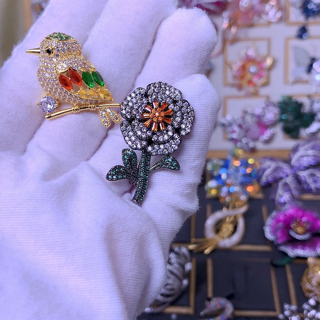 合成立方氧化锆铜胸针2个