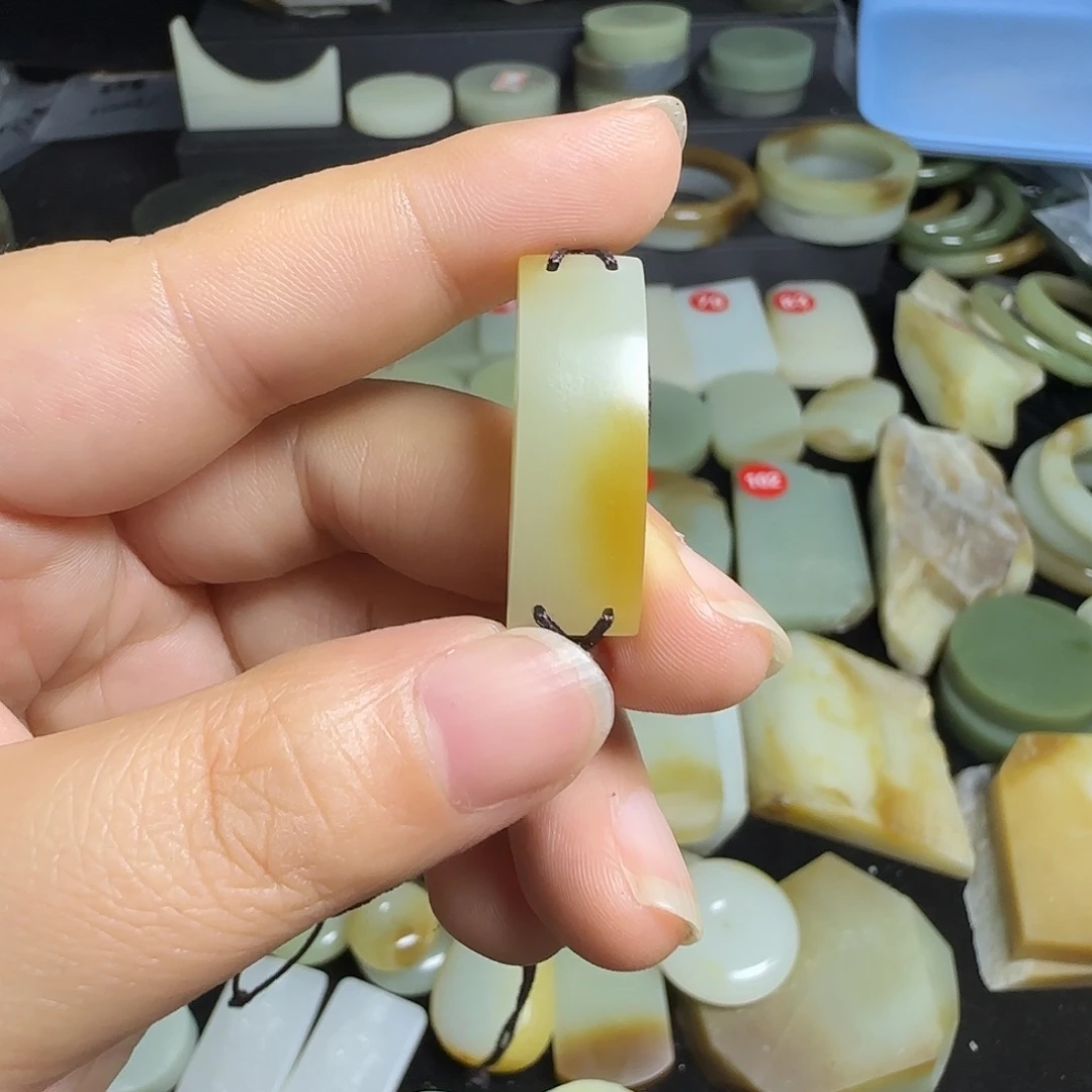 暖****和田玉（糖玉）未镶嵌珠宝半成品