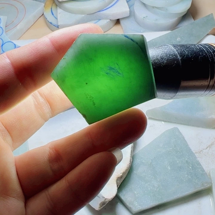 翡翠颈饰未镶嵌翡翠片料