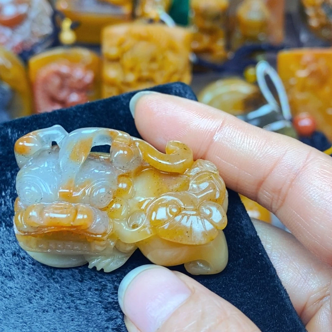 未镶嵌石英质玉（黄龙玉）颈饰