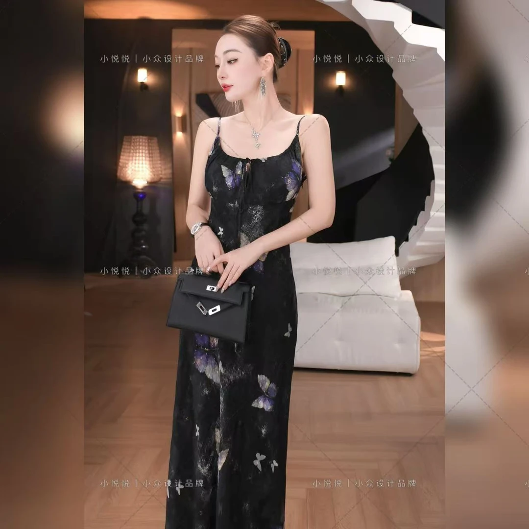 程悦夫妇【暮山紫蝶】A-01854时尚设计感2025年新款蝴蝶印花吊带裙