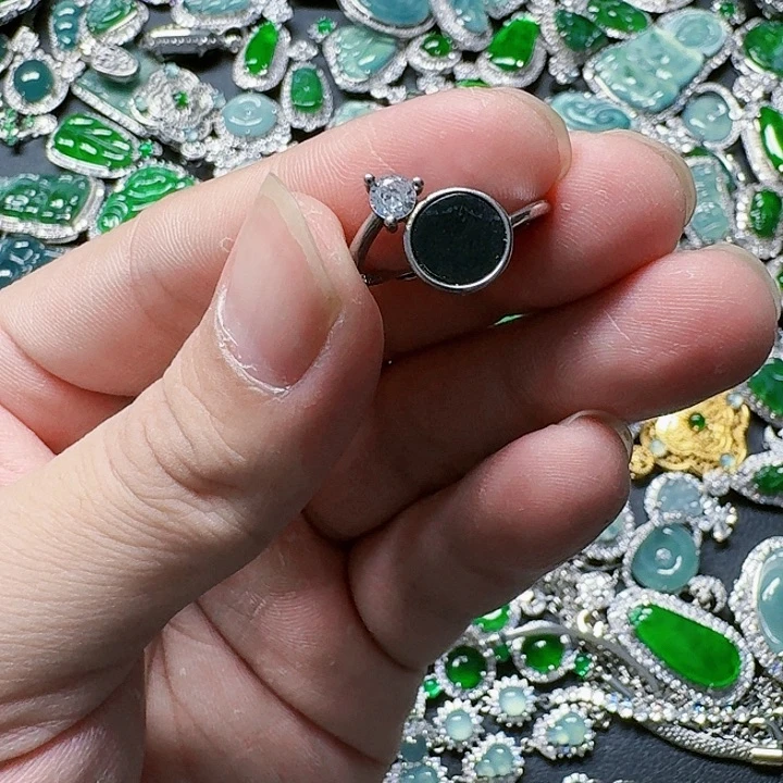 翡翠颈饰未镶嵌天然A货翡翠放漏