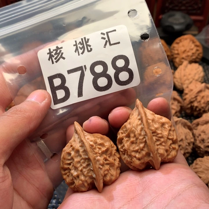 文玩核桃吊坠鸡心