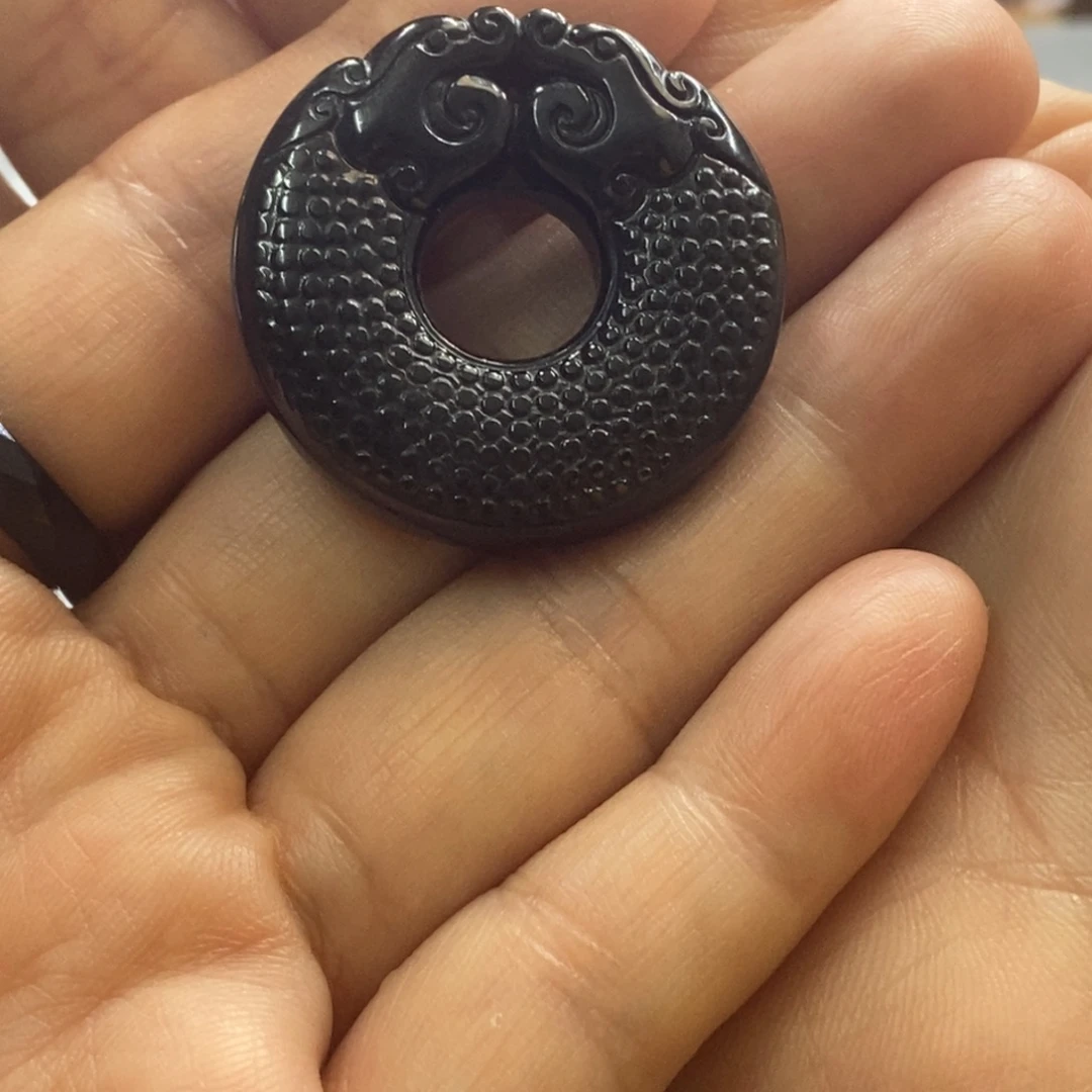 翡翠未镶嵌颈饰龙