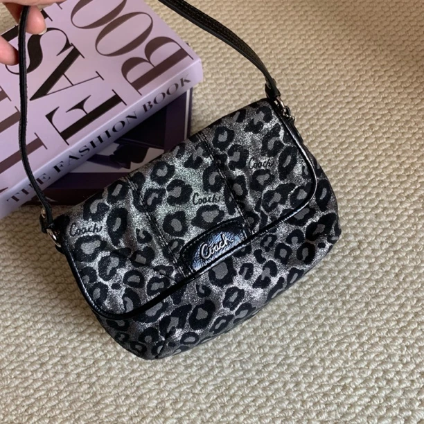 95新 COACH/蔻驰 经典时尚复古豹纹腋下单肩翻盖马鞍邮差包