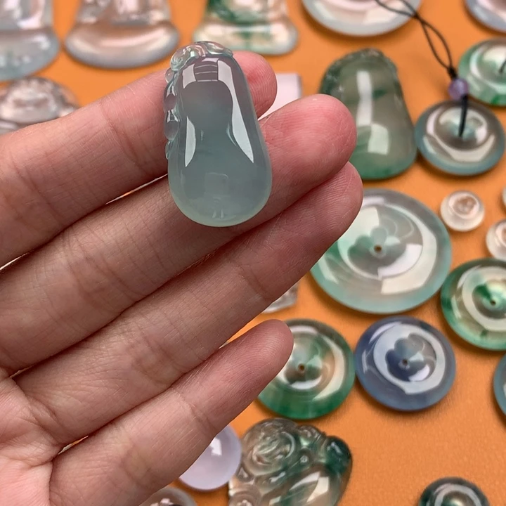 翡翠挂件未镶嵌…..