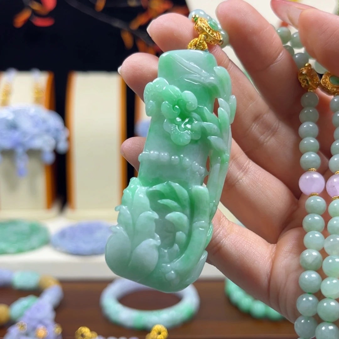 翡翠未镶嵌颈饰竹节