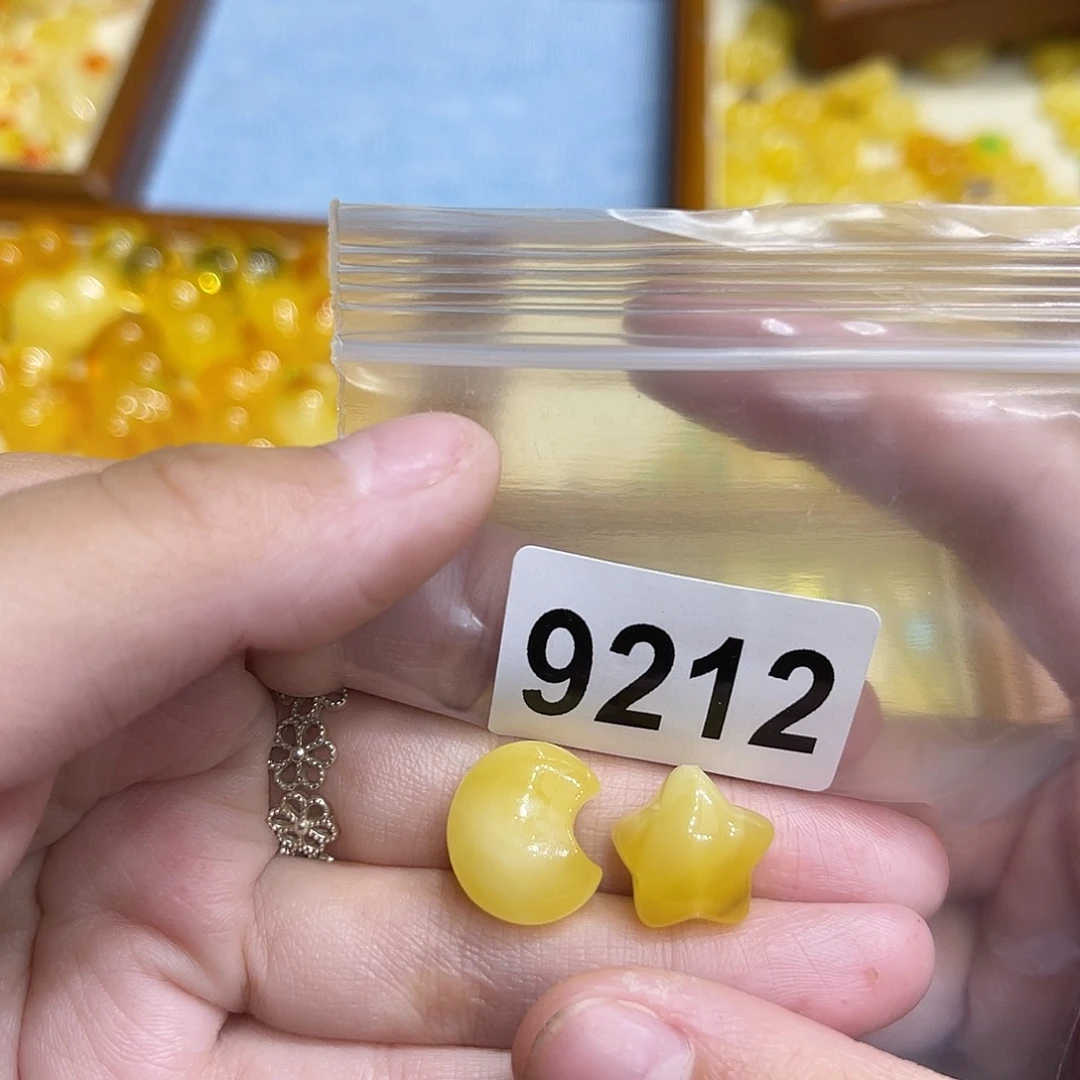 琥珀未镶嵌颈饰蜜蜡