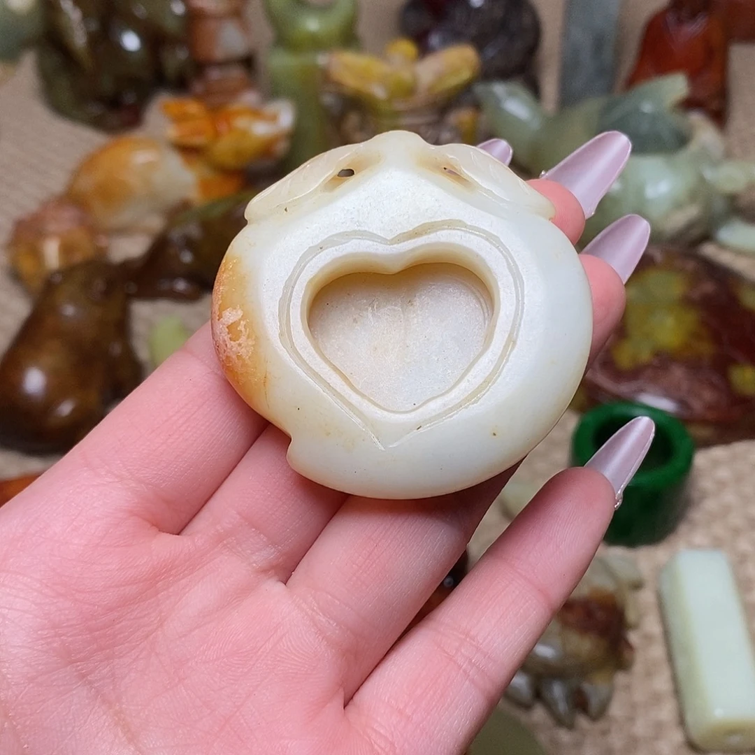 蛇纹石玉足铂镶嵌颈饰