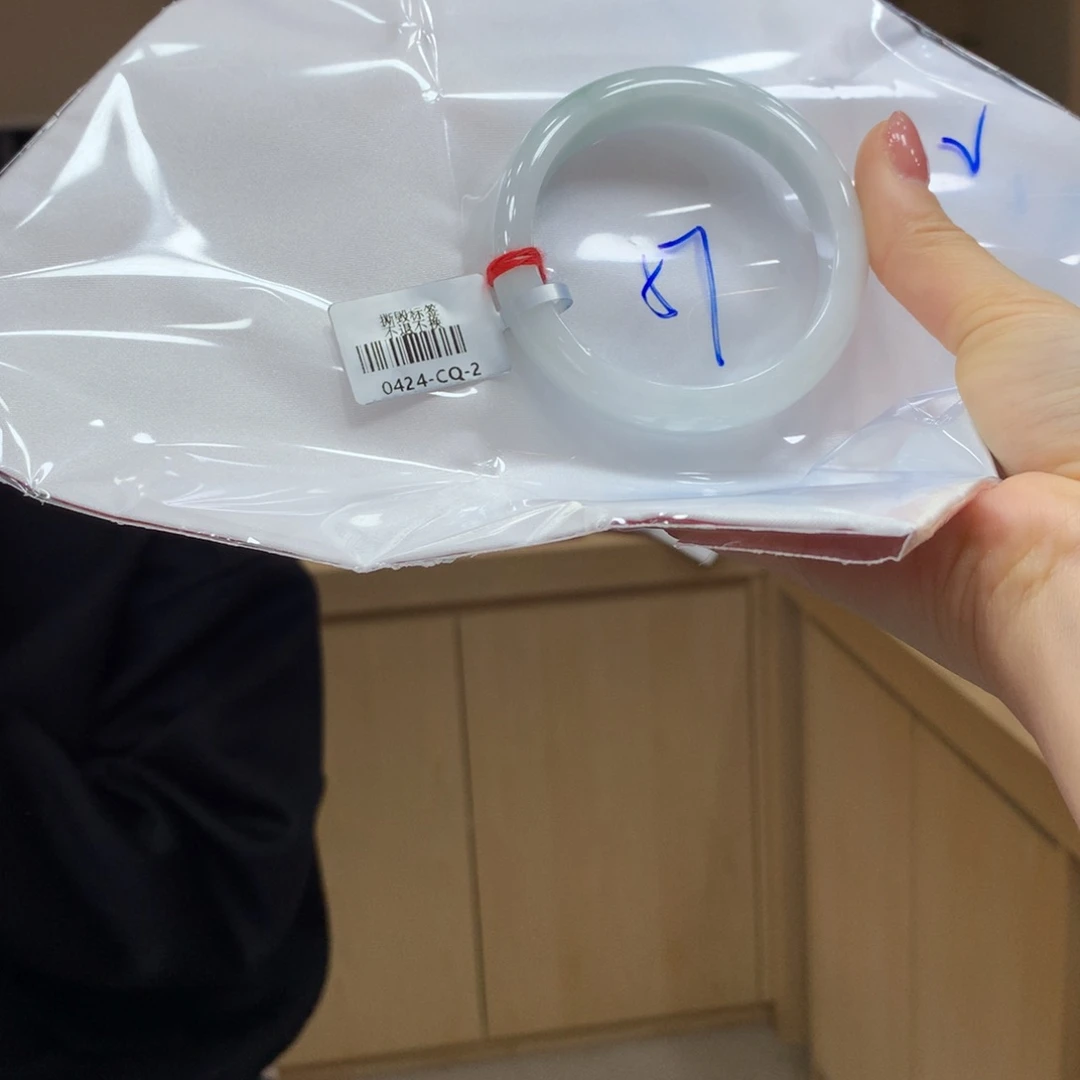 翡翠手镯未镶嵌不退不换