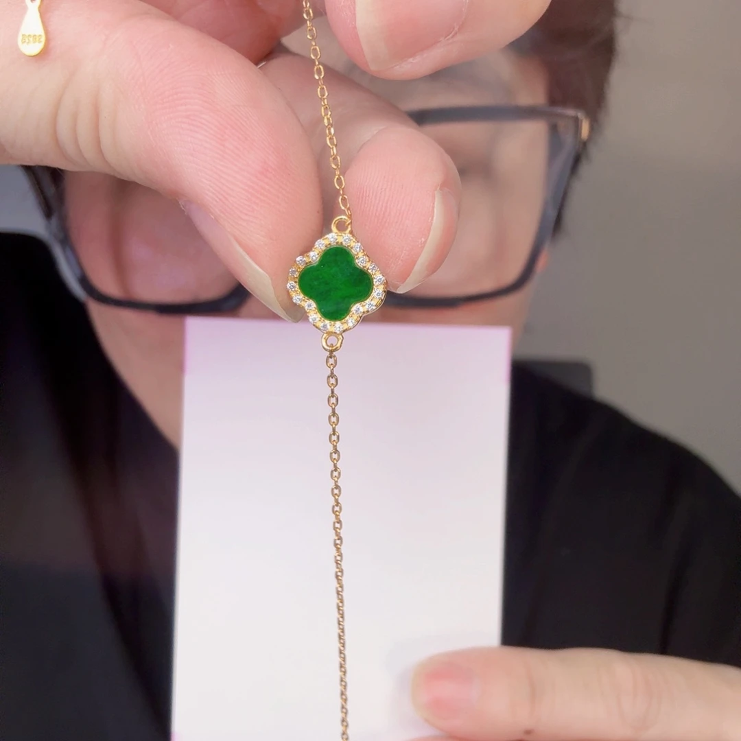 翡翠未镶嵌颈饰一件