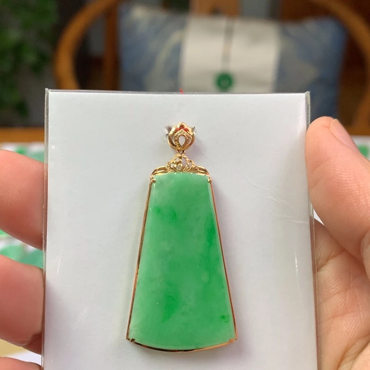 翡翠18K金镶嵌颈饰翡翠吊坠