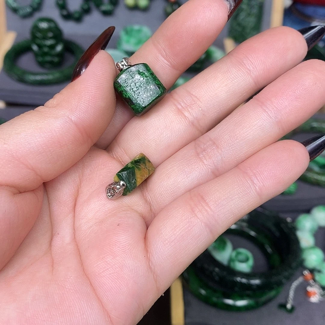 颈饰未镶嵌翡翠漂亮美眉