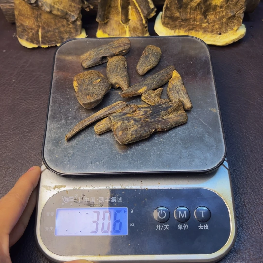 艺***师沉香碎屑沉香蓝宝石