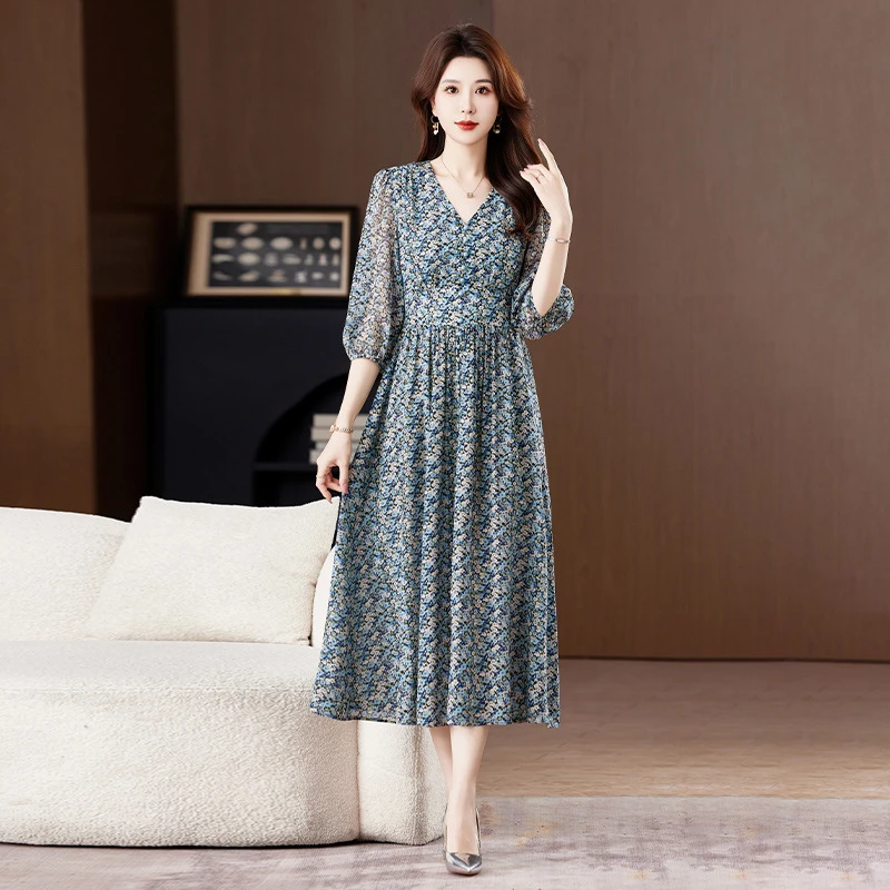 碎花真丝连衣裙女2025新款夏V领五分袖法式时尚收腰大摆桑蚕丝裙
