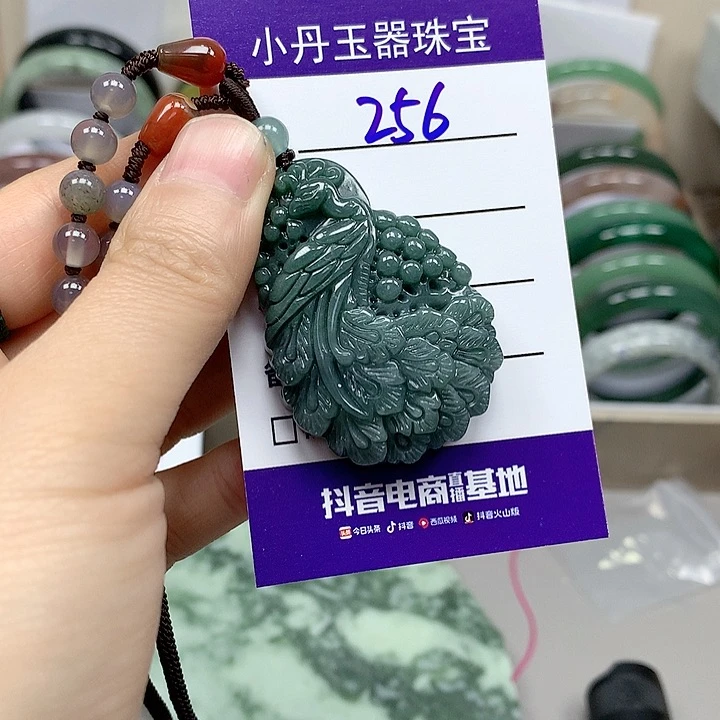 蛇纹石玉未镶嵌手镯多样性随机发其中之一