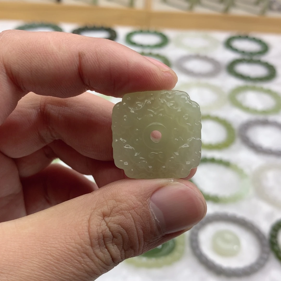 和田玉未镶嵌吊坠(赠链)冰晴水雕花方扣