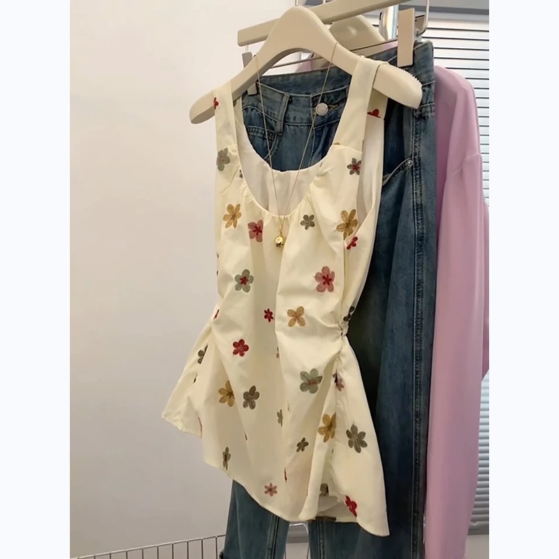 五一出游穿搭女装甜美减龄花朵刺绣背心女2025夏季新款显瘦上衣