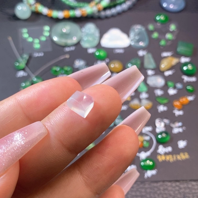 【闪购商品】翡翠挂件未镶嵌切割