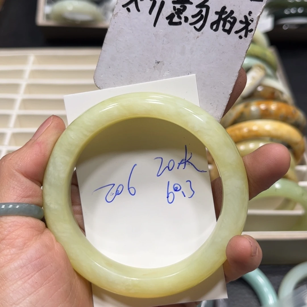 蛇纹石玉手镯未镶嵌布**麻