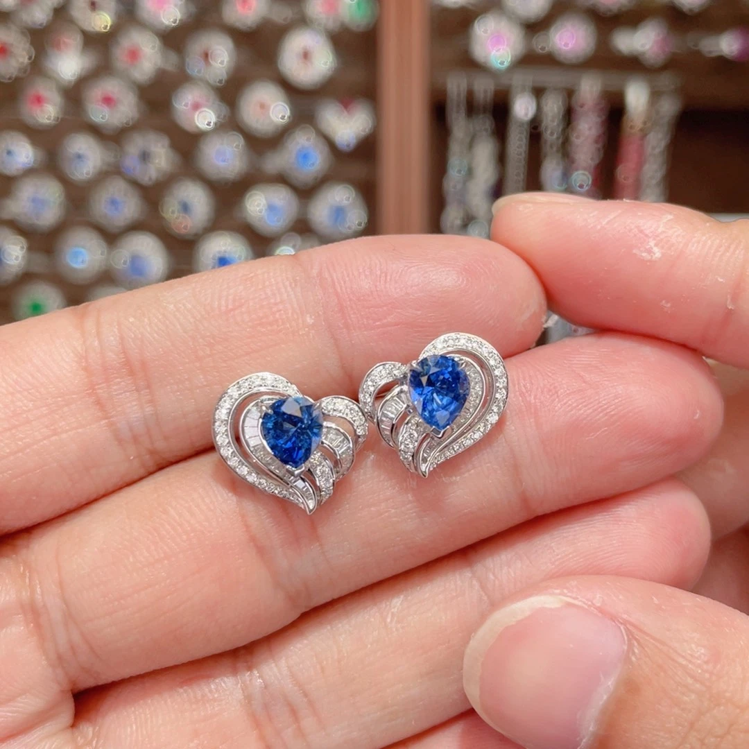 18K金镶嵌蓝宝石耳钉2.26ct