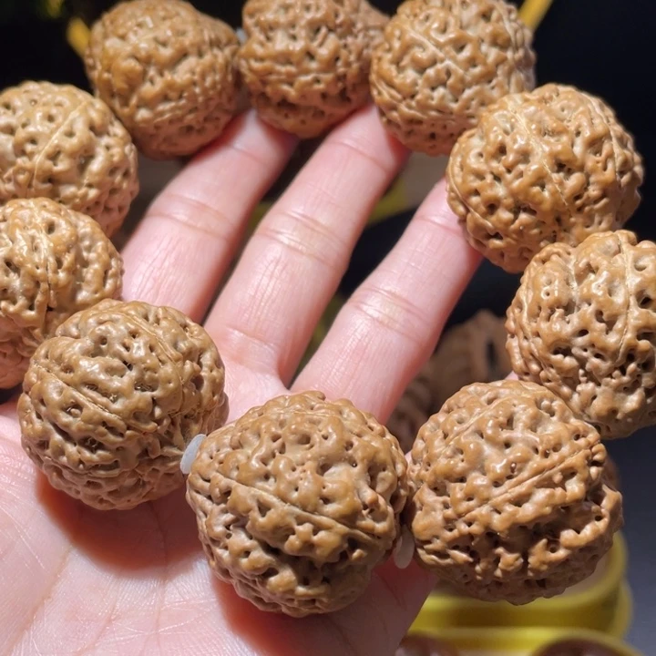 桃核把件大尺多瓣金刚菩提手持