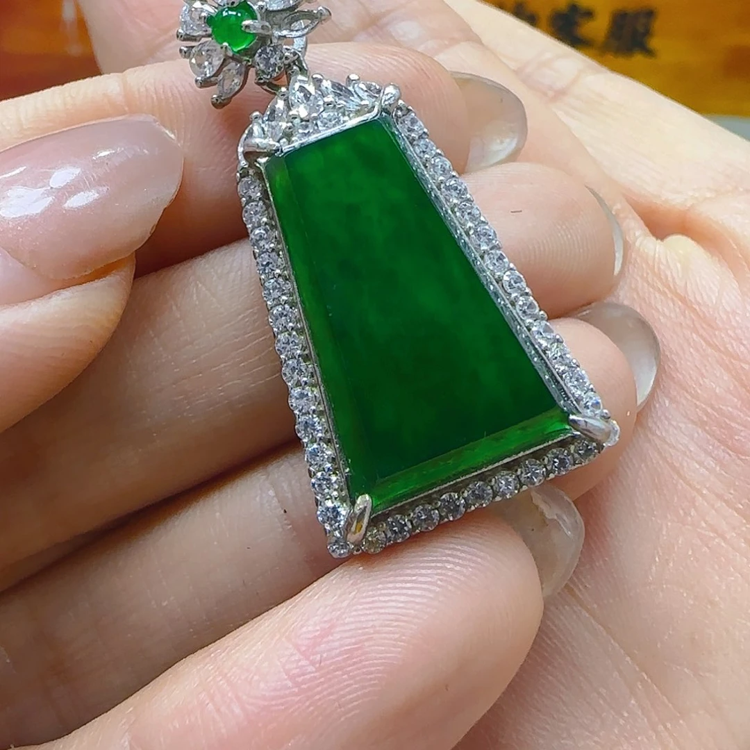 翡翠颈饰未镶嵌翡翠350