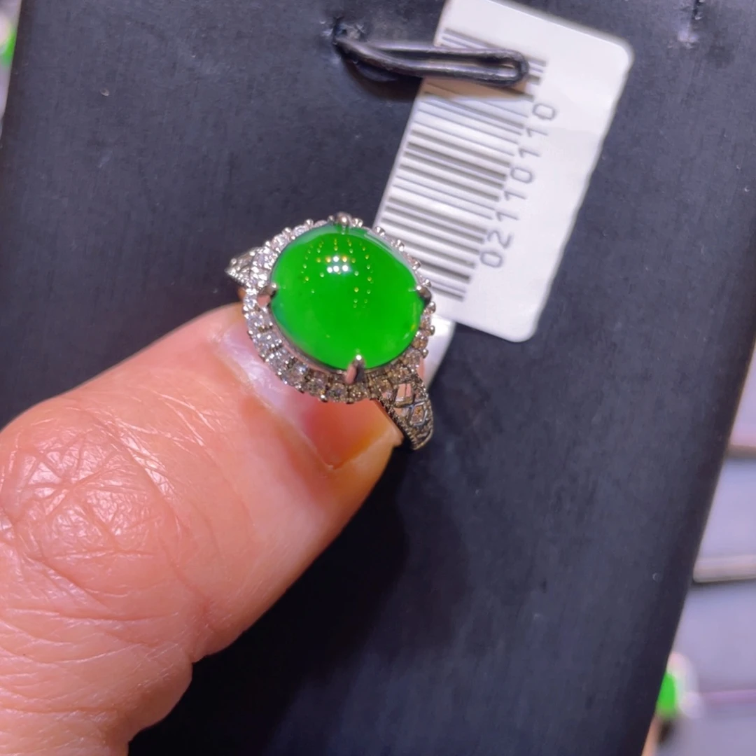 翡翠未镶嵌颈饰戒指