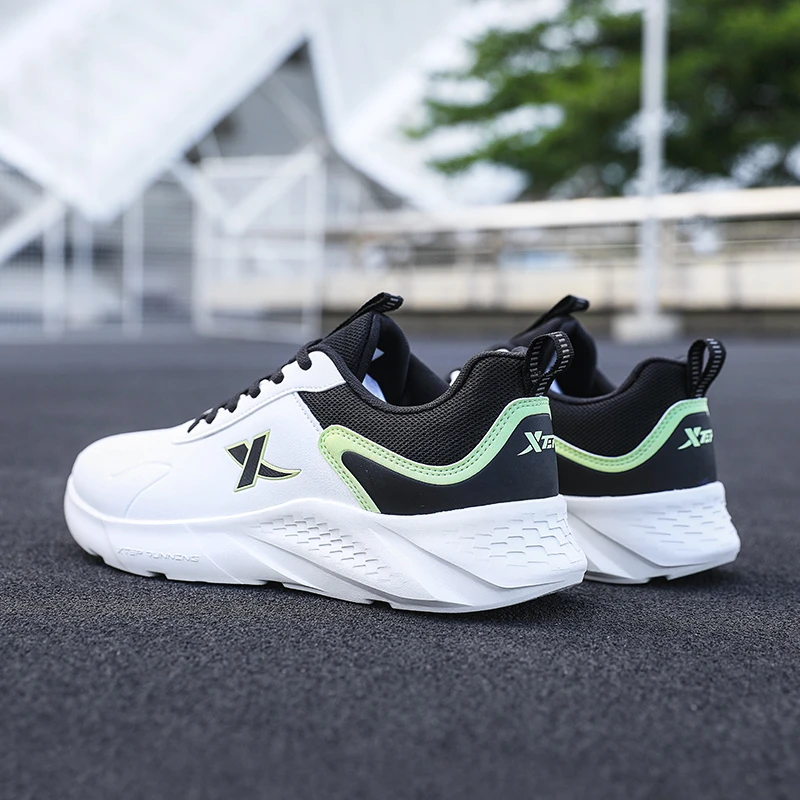 特步男士运动鞋秋季潮流百搭皮面防水鞋官方旗舰正品休闲运动男鞋