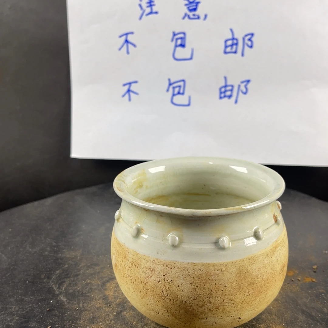 罐漂亮的小瓷器和