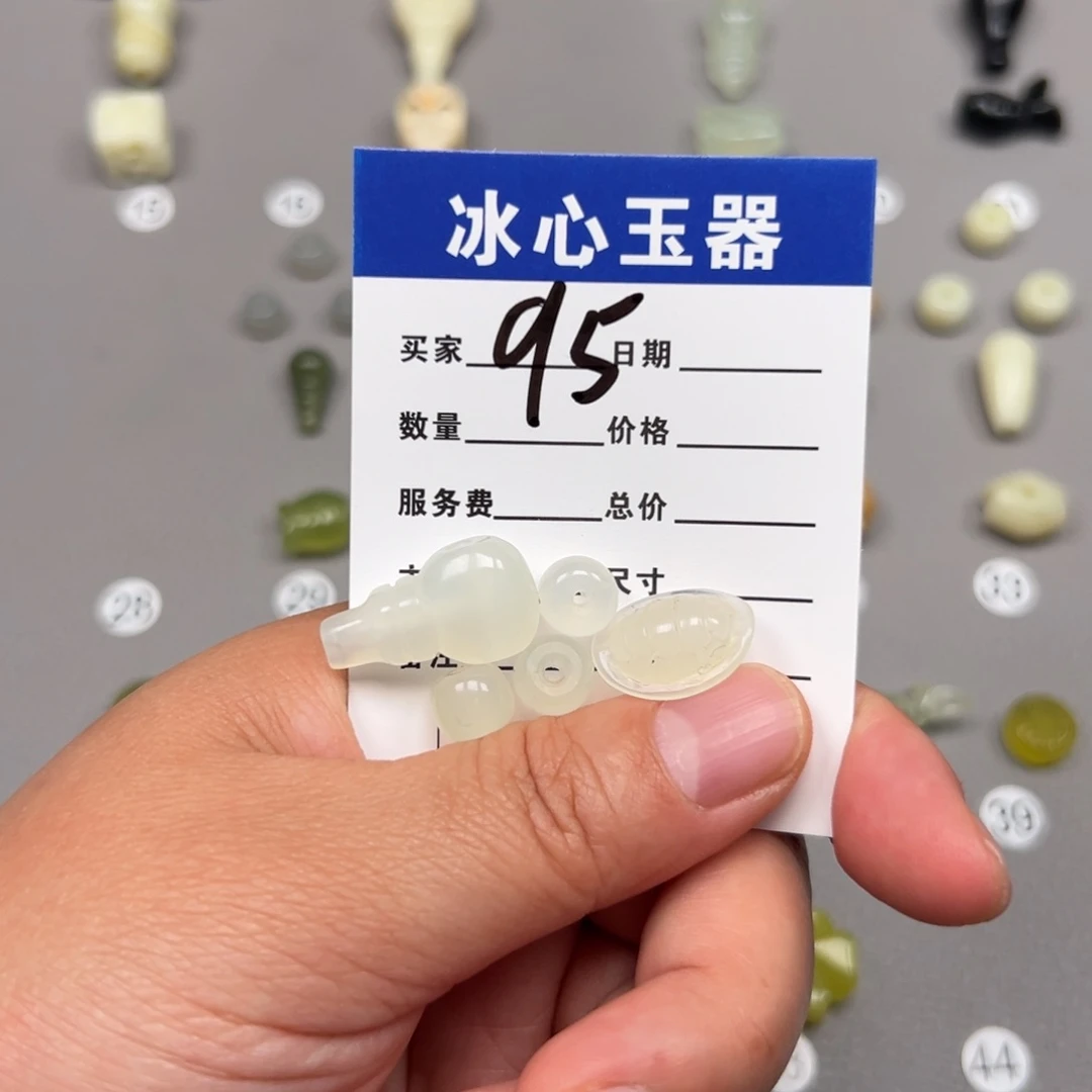 蛇纹石玉未镶嵌颈饰付**钱