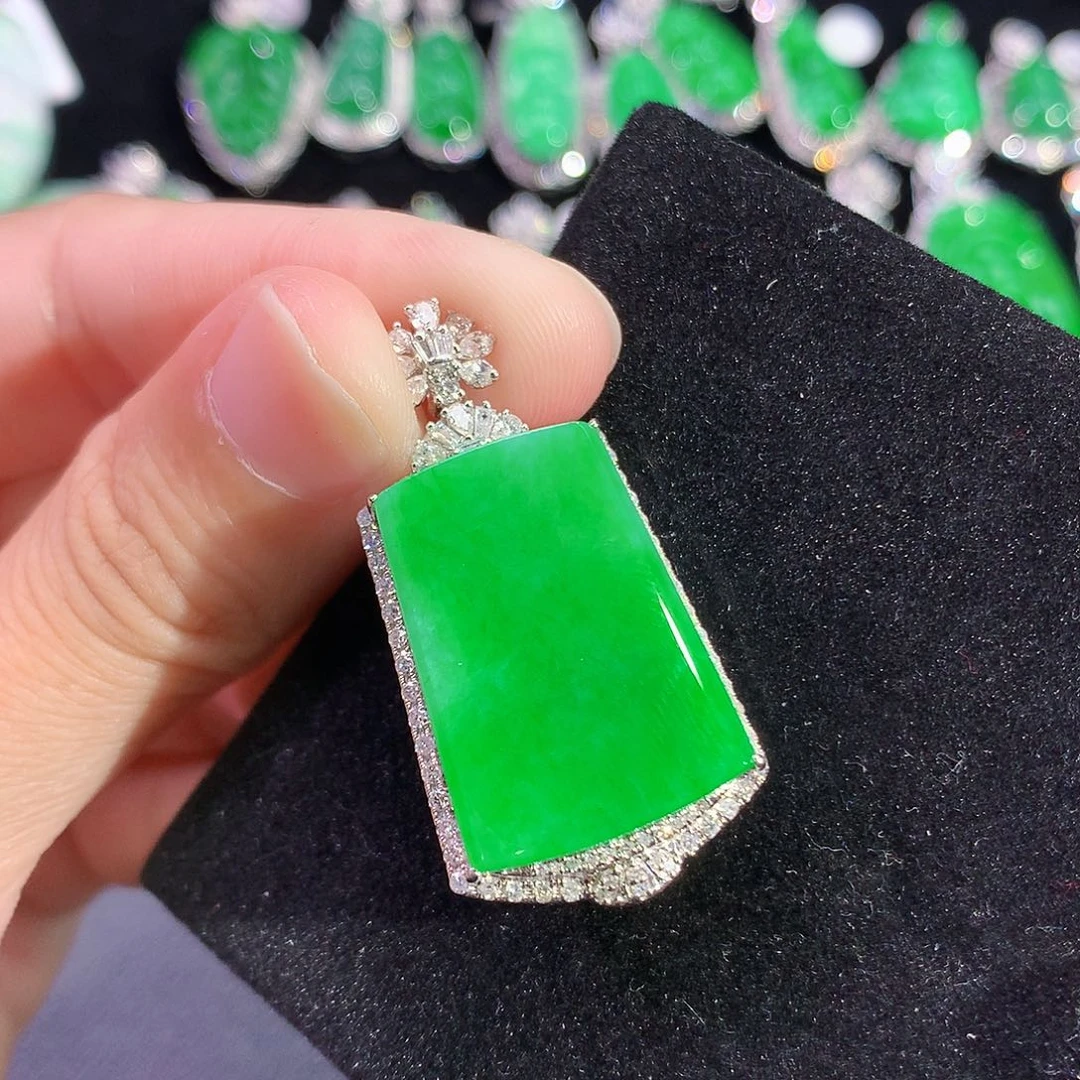 翡翠18K金镶嵌颈饰