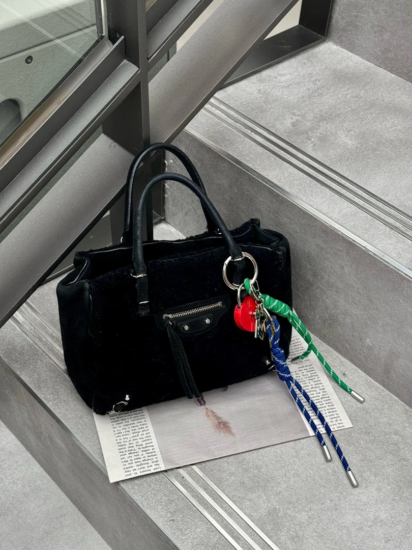 95新 Balenciaga/巴黎世家 觅时/毛绒机车包/113700
