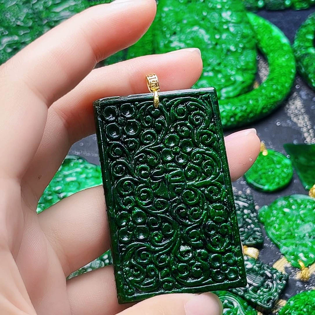 颈饰18K金镶嵌翡翠多样性