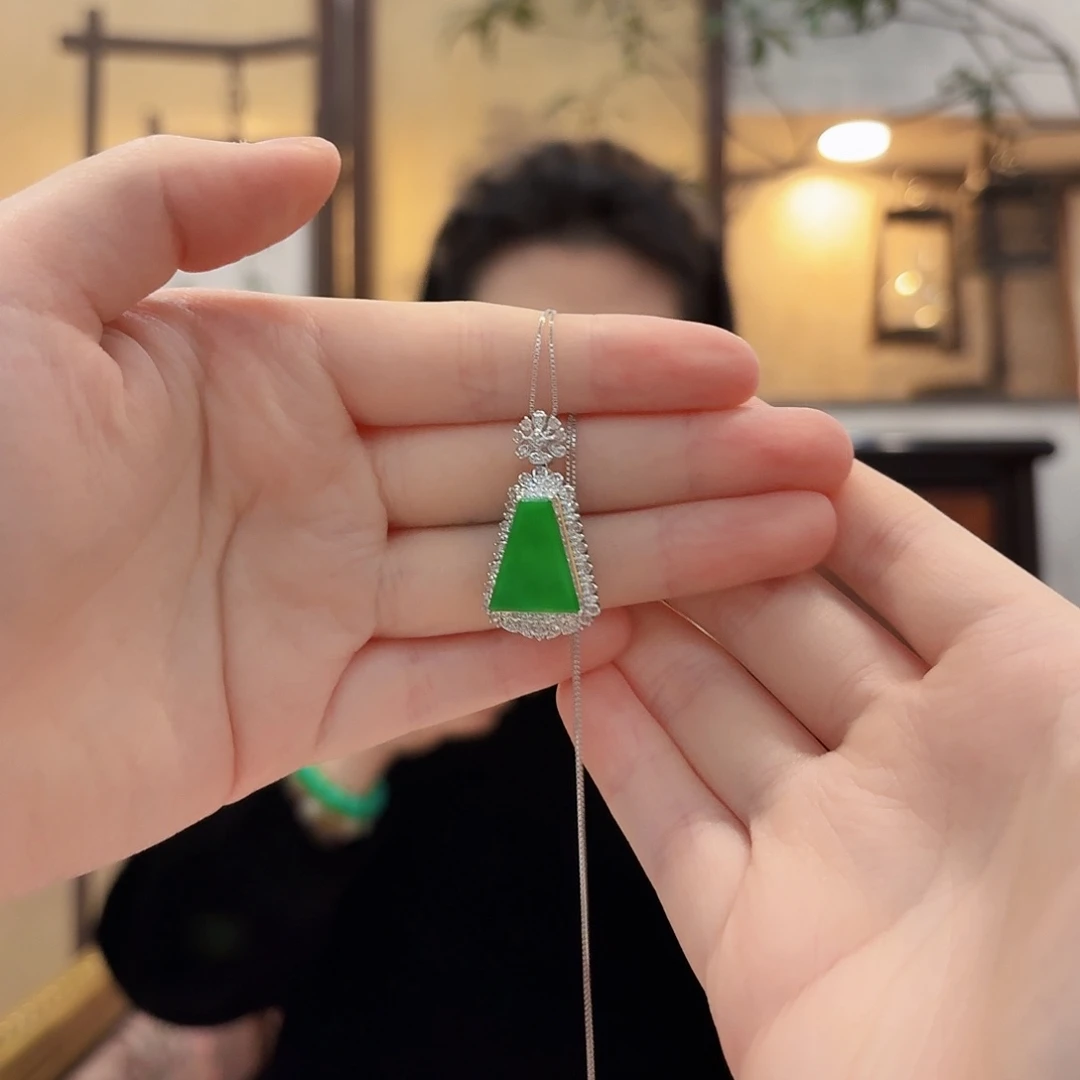 翡翠18K金镶嵌吊坠(赠链)