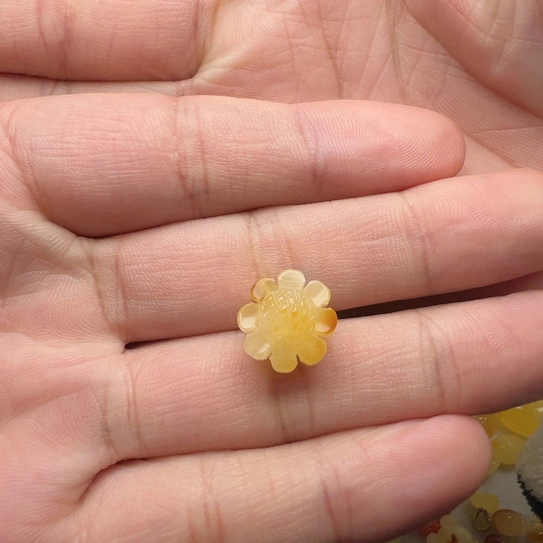 蜜蜡未镶嵌颈饰太阳花提溜