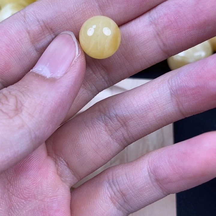 未镶嵌琥珀裸石微瑕132