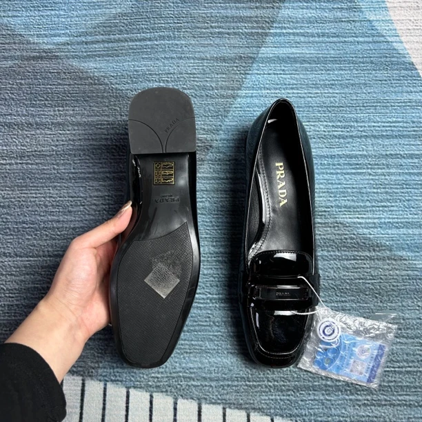 99新 Prada/普拉达 Prada黑色平底鞋三六半