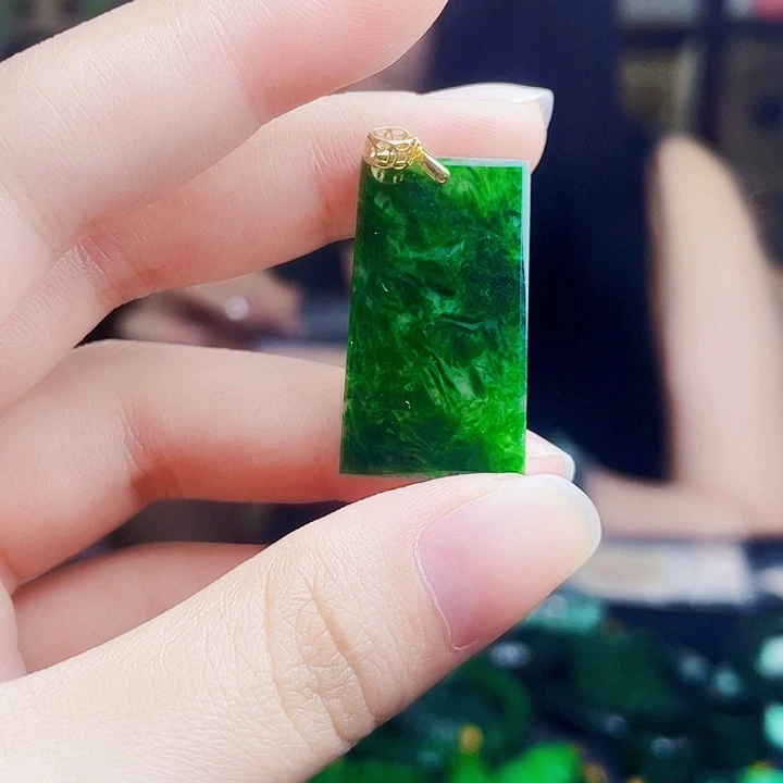 翡翠18K金镶嵌颈饰多样性