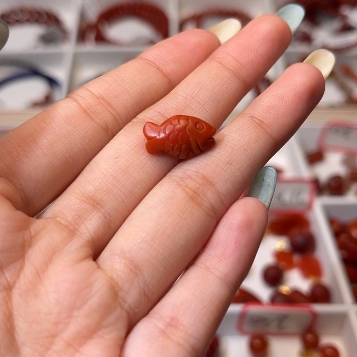 南红玛瑙未镶嵌精工雕刻年年有鱼满肉柿子红