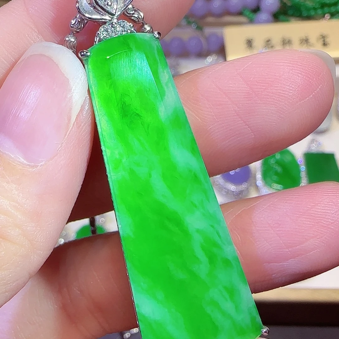 翡翠18K金镶嵌吊坠(赠链)