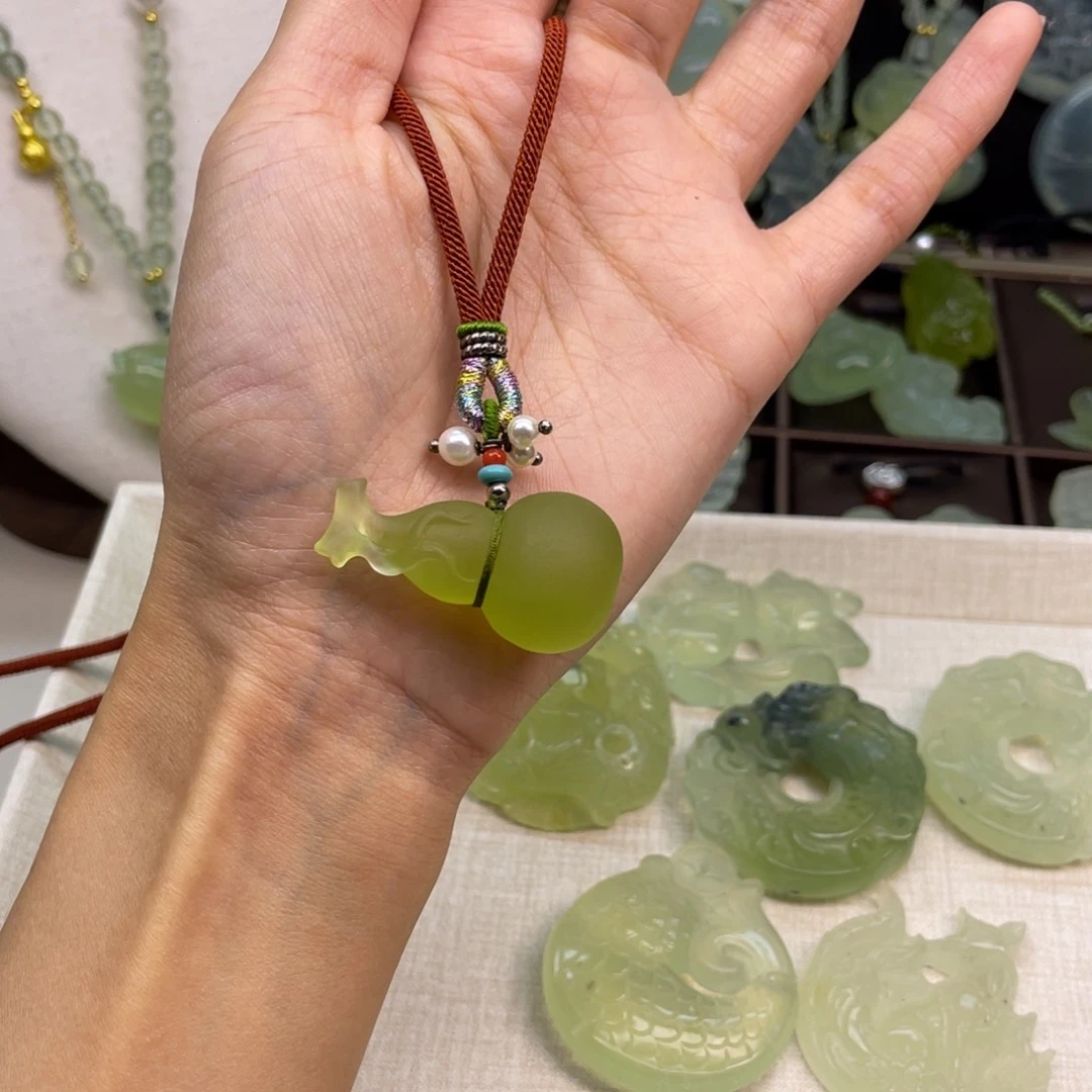 蛇纹石玉未镶嵌颈饰