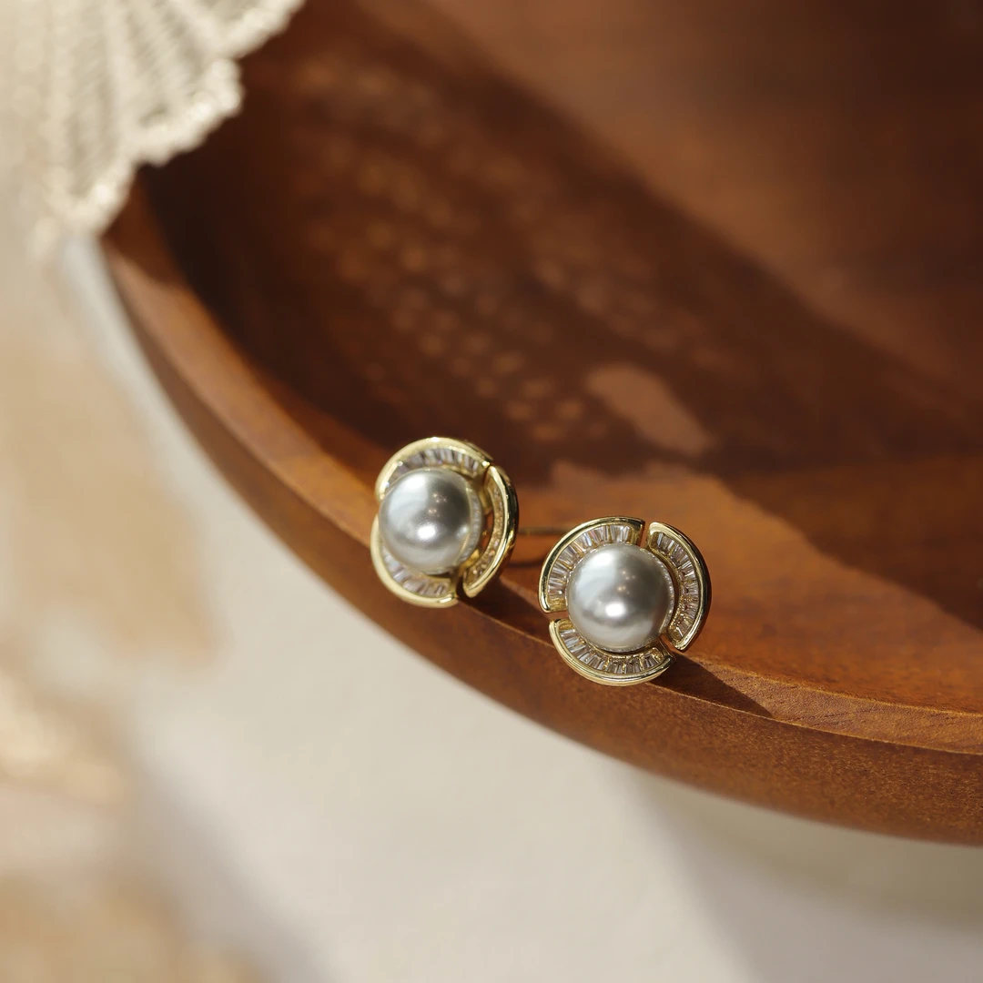 合金仿珍珠耳饰 法式复古金属花朵耳钉女轻奢高级感个性气质耳环